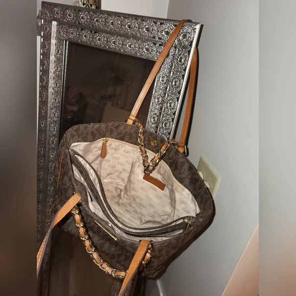 Michael Kors Monogram Satchel😍👜 - Picture 11 of 12